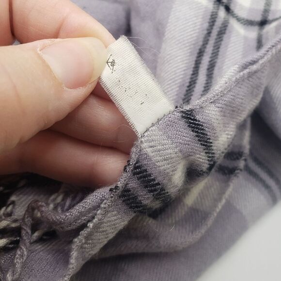 Soft gray plaid scarf with tassels - Picture 4 of 5